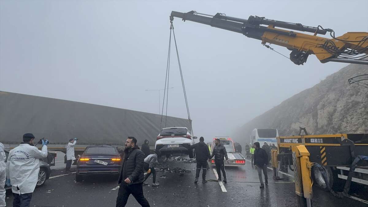 Yoğun sis zincirleme kazaya yol açtı! 2 ölü, çok sayıda yaralı var 10
